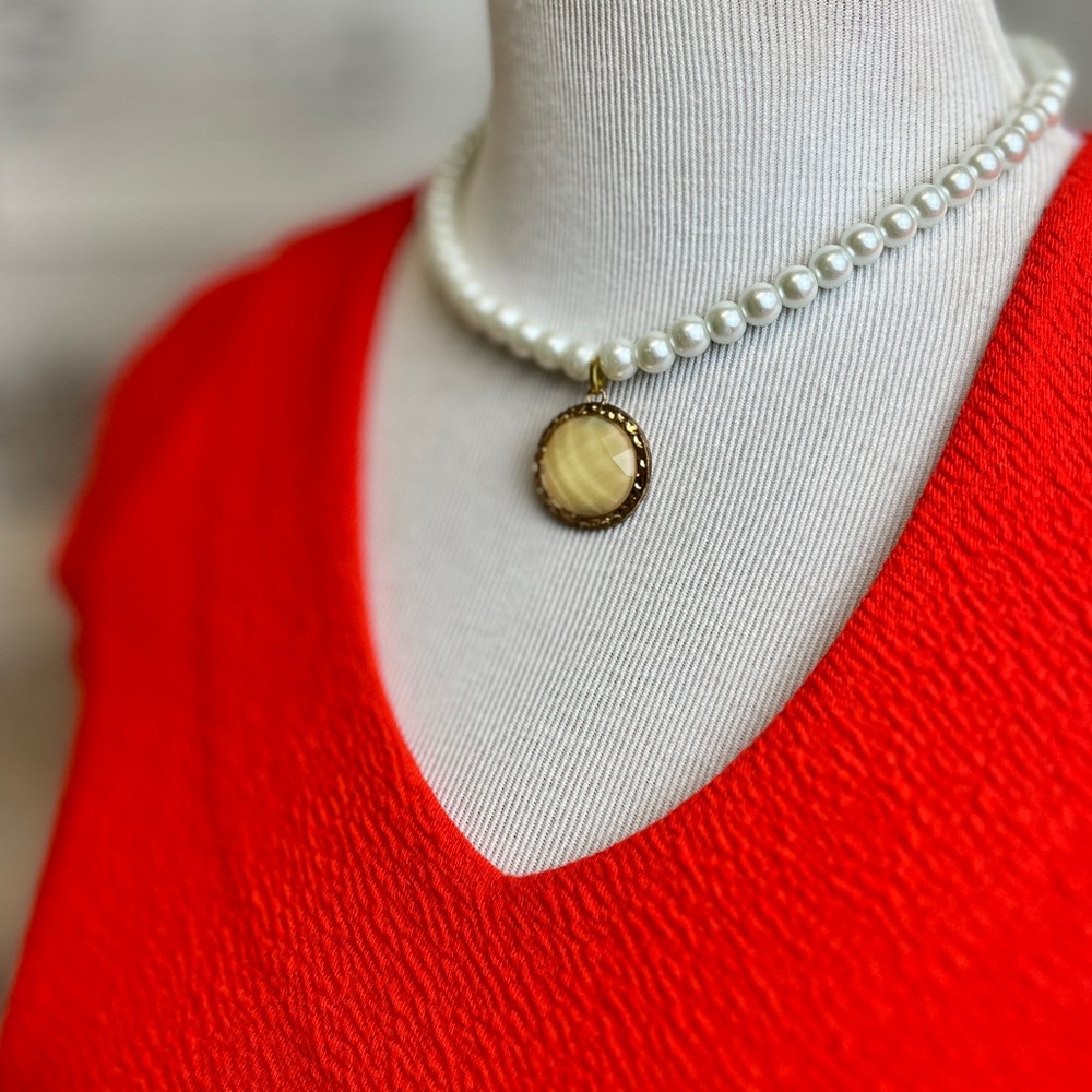 Vintage White Pearl Adjustable Necklace Gold Pendant Designer Chic Classic Y2K - Picture 7 of 10